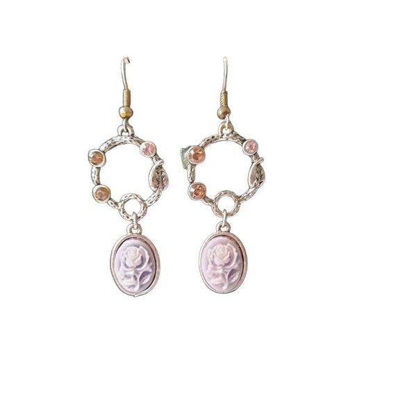 Ladies carved flower dangle earrings Nwt - Picture 1 of 5